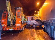Екипи на ОДМВР-София,  СДВР и ГДПБЗН оказват съдействие на мястото на верижната катастрофа в тунел „Витиня“