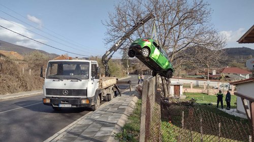 Лек автомобил „излетя” от пътя и се приземи в двора на къща в Радотина
