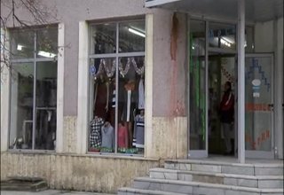 Неизвестни счупиха витрината на магазин в центъра на Ботевград Скрийншот
