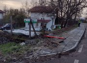 Лек автомобил „излетя” от пътя и се приземи в двора на къща в Радотина