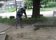 Човекът, който почиства паметниците в Етрополе