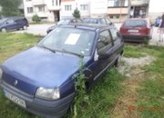 Премахват спрени от движение автомобили от зелените площи в Ботевград