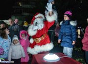 Тържествено запалиха светлините на коледна елха в центъра на Ботевград