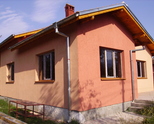 продавам дворно място с 2 къщи