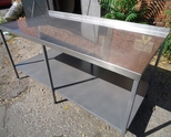 1. Маса от неръждавейка  (юнокс ) работна  горен плот,долна част черни профили прахово боядисани, за