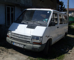 Продавам пътнически бус Рено Трафик. Може и за части.