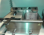 1.Професионален нов фритюрник на ток  2 х 8 литра. 2 х 3.5 kw.със кранчета за източване на олиото,  