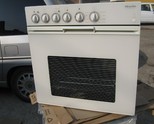 Продавам перфектна бяла печка за вграждане с керамичен плот