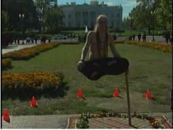 Мъж левитира пред Белият Дом