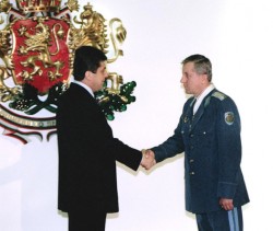 Двама генерали поздравяват Михаил Михайлов за ЧРД