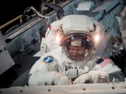 Двама астронавти от "Дискавъри" излязоха в открития космос