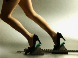 Поставиха рекорд по бягане на високи токчета