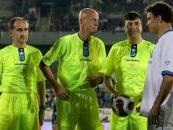 Христо Стоичков участва в мач срещу бедността