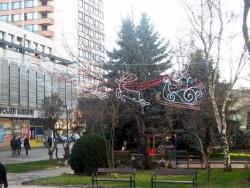 Започна монтирането на коледната украса в центъра на Ботевград