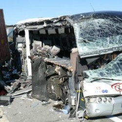 Автобус се вряза в аварирал ТИР, загина девойка