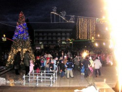Запалиха светлините на Коледната елха в Правец