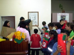 Коледни подаръци  получиха възрастните хора от Защитеното жилище в Правец