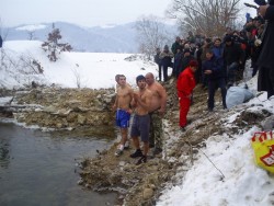 Футболистът Антон Петров извади кръста в Етрополе