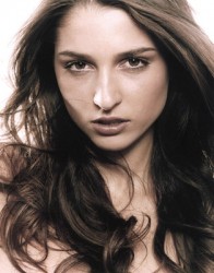 Топ манекенки на Визаж се снимаха в календар на FHM