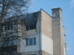 Собственикът на запаления апартамент твърди, че причината за пожара не е заради печка с открити реотани