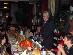 Сашо Денкин подари електрическа скара на пенсионерския клуб във Врачеш 