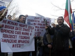 Млекопроизводители от Северозападна България блокираха движението по главния път Е-79 край Враца