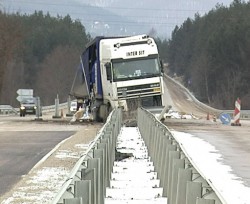ТИР отнесе 50 метра манитела от моста между Ботевград и Трудовец