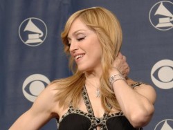 Мадона предизвика бой между журналисти