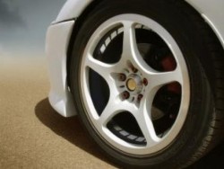 Повече от 50 луксозни автомобила в Пловдив осъмнаха с нарязани гуми