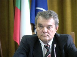 Румен Петков поздрави Михаил Михайлов при официалното представяне на кандидатите за кметове в НДК