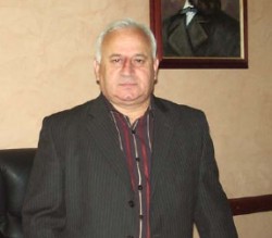 Кметът Георгиев вчера сам си закичил портрета в общината