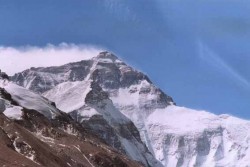 Забраняват на голи алпинисти да изкачват Еверест