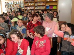 Деца от началните класове се срещнаха с писателката Петя Александрова