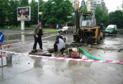Голяма водопроводна авария на кръстовището при болницата
