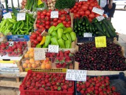 Изобилие от вносна стока предлага зеленчуковият пазар в Ботевград
