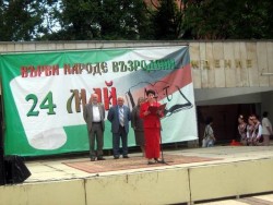 Кметът Георги Георгиев награди за заслуги учители и културни дейци от общината
