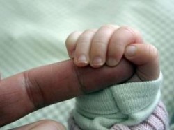 Намериха изоставено новородено бебе на улица във Варна