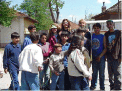 Доброволци от Англия ремонтират Дома за сираци в Разлив