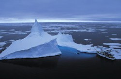 Арктически леден остров се разцепи