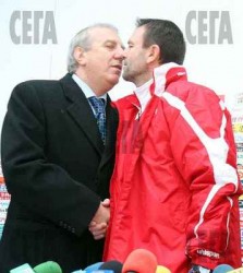 "Тях червеното знаме роди  ги, идиотията им е на всеки километър"