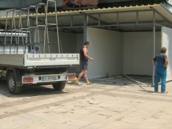 Монтират новите павилиони пред училище “Вапцаров”