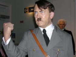 Германец откъсна главата на Хитлер