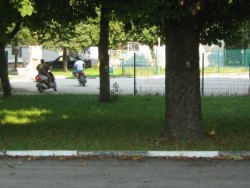 Градинката на “Площад 20” се превърна в писта за скутери