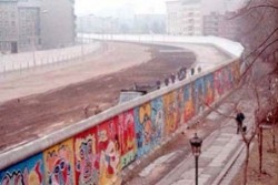 Продадоха парче от Берлинската стена за 8000 евро