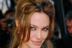 Джоли спи на матрак от конска грива