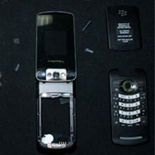 Първият сгъваем телефон на BlackBerry на части