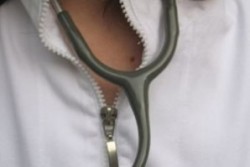 Студенти медици изнудват млада жена