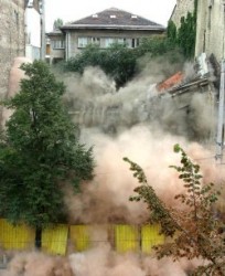 Взривиха масивна сграда в София