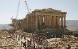 Успешно започна преместването на скулптурите от Акропола