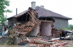 Събарят къщи на ромски семейства във Варна